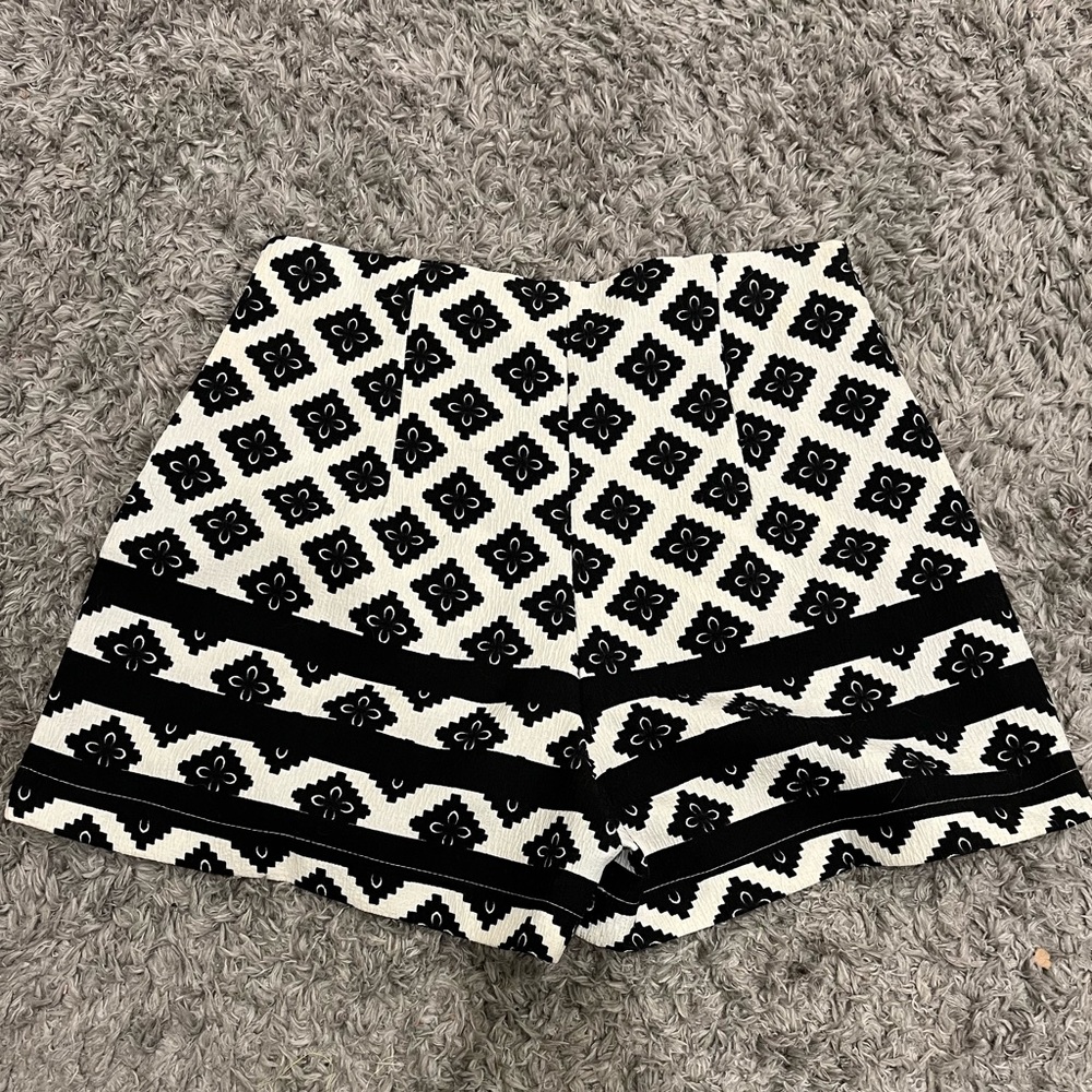 MISSGUIDED white and black high waisted pattern shorts - Picture 2 of 5